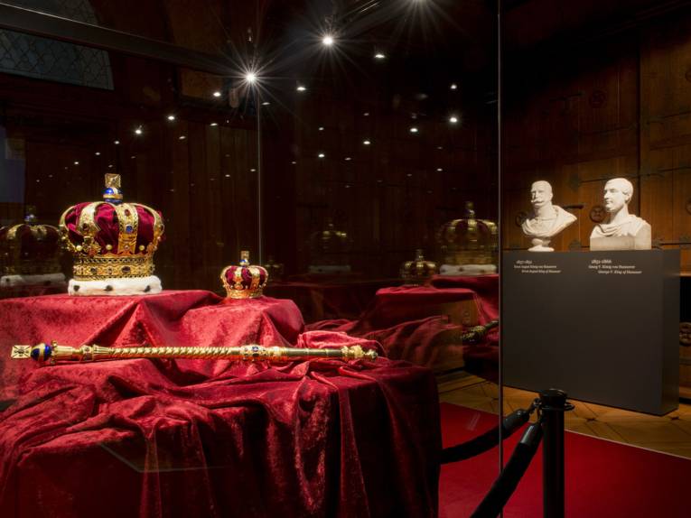 Hannoversche Königskrone mit Zepter