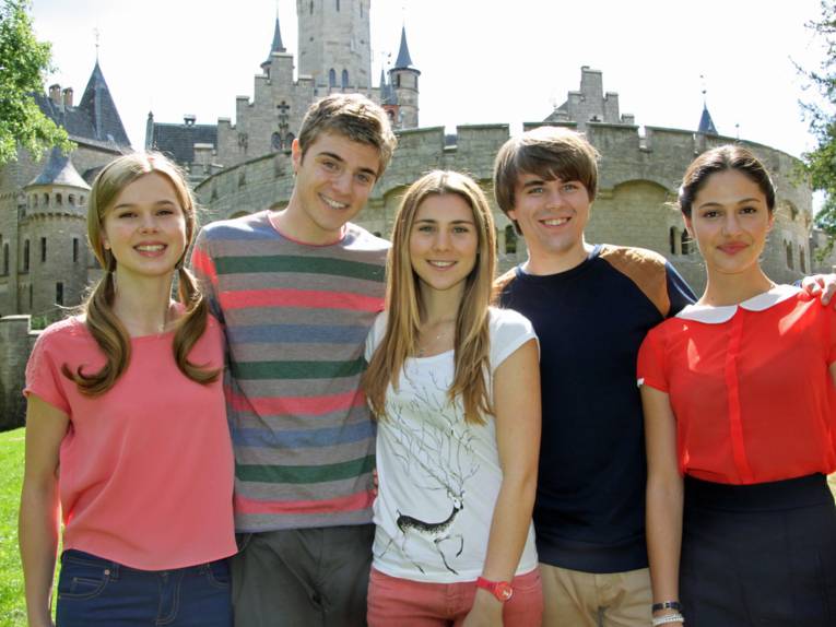 In your dreams - Cast Hero Shot 