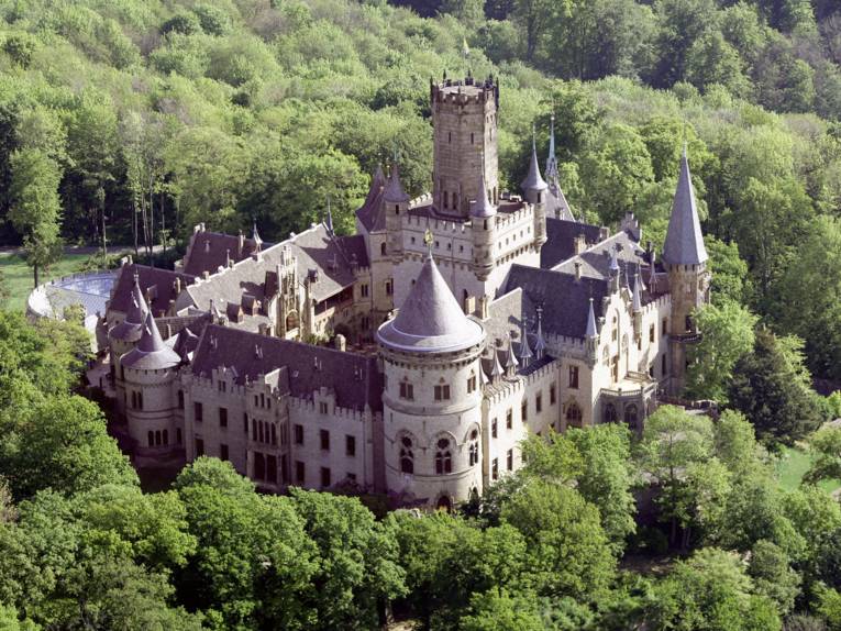 Schloss Marienburg umrahmt von Bäumen aus der Vogelperspektive.