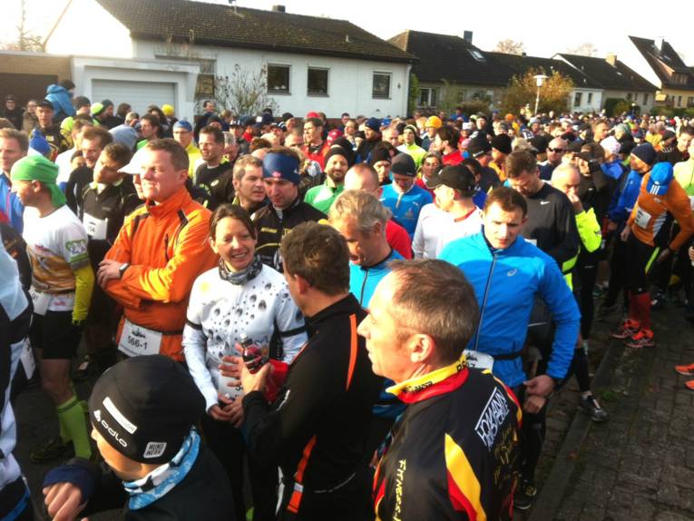 Die Läufer sammlen sich zum Start