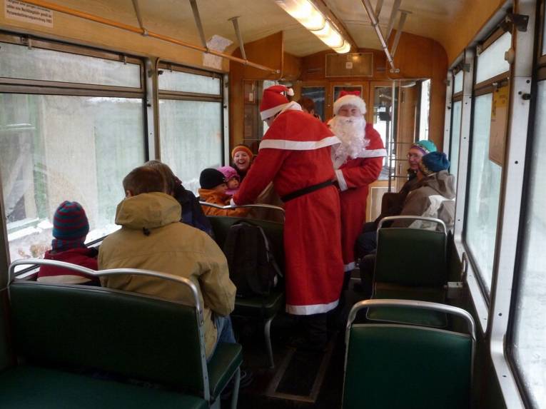 Trotz Pelzmantel – auch der Nikolaus und Knecht Ruprecht freuen sich über einen kurzen Aufenthalt im gut geheizten Straßenbahnwagen.