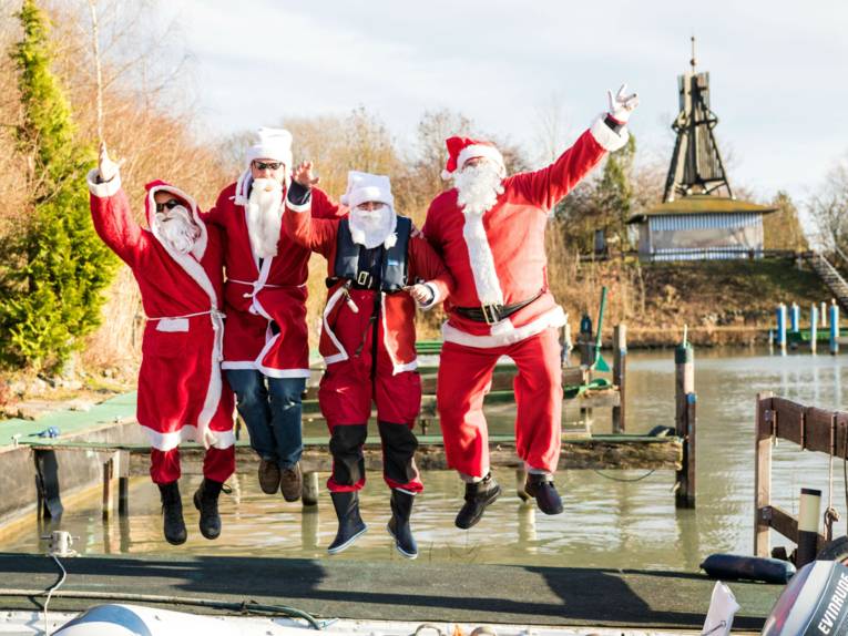 Weihnachtsmänner in Sehnde