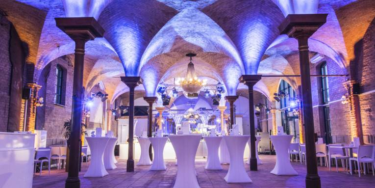 Bar in Disco mit Menschen