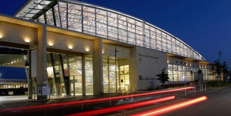 Außenansicht vom Expobahnhof bei Nacht