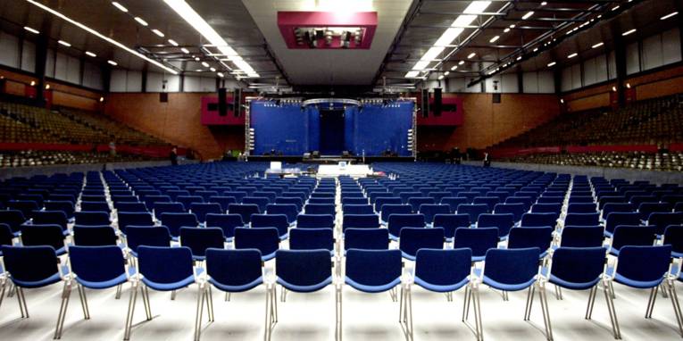 Swiss Life Hall von Innen, in Stuhlreihen bestuhlt.