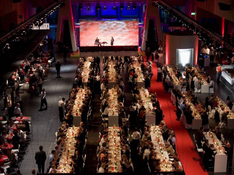 Aussenansicht vom Expobahnhof bei Nacht