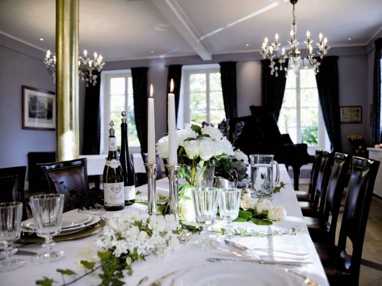 Eingedeckter Tisch im Rittergut Großgoltern