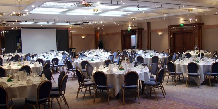 eingedeckter Veranstaltungsraum, Bankettbestuhlung