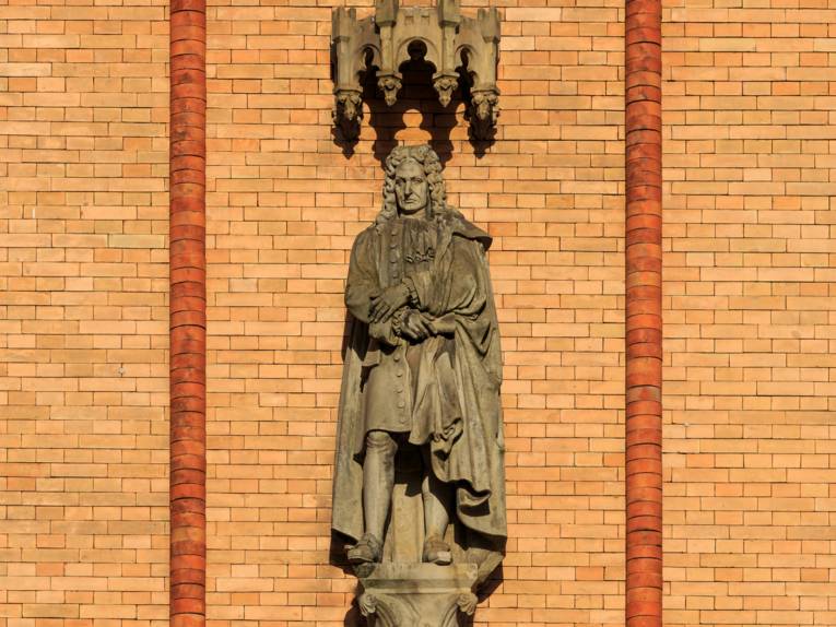 Leibniz Statue am Künstlerhaus