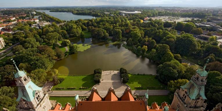 Das Bild zeigt einem den Blick von oben auf die grüne Stadt Hannover.