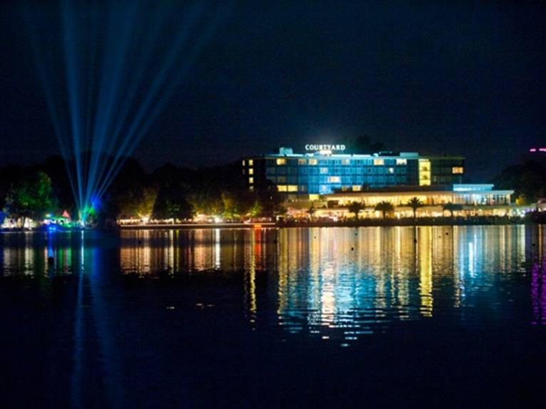 Blick auf das beleuchtete Westufer