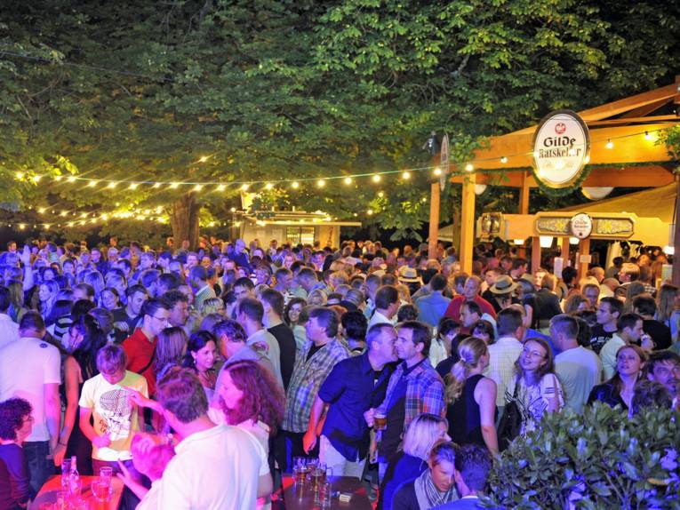 Menschen drängen sich in der Löwenbastion.