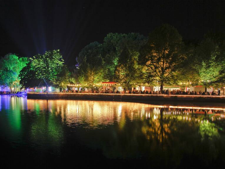 Blick auf den hell erleuchteten Maschseebiergarten