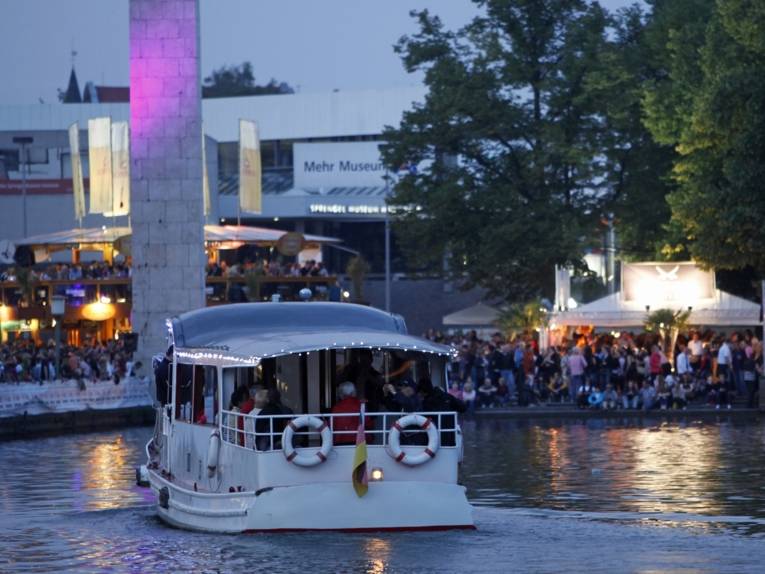 Ein Maschseedampfer vor dem Nordufer.