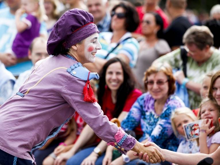 Kleinkünstler unterhält das Publikum auf dem Maschseefest