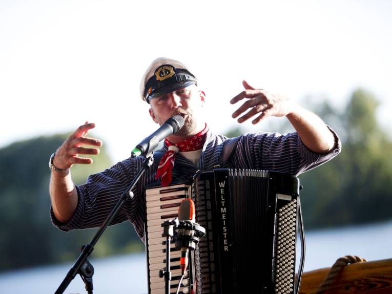 Singender Musiker mit Akkordeon