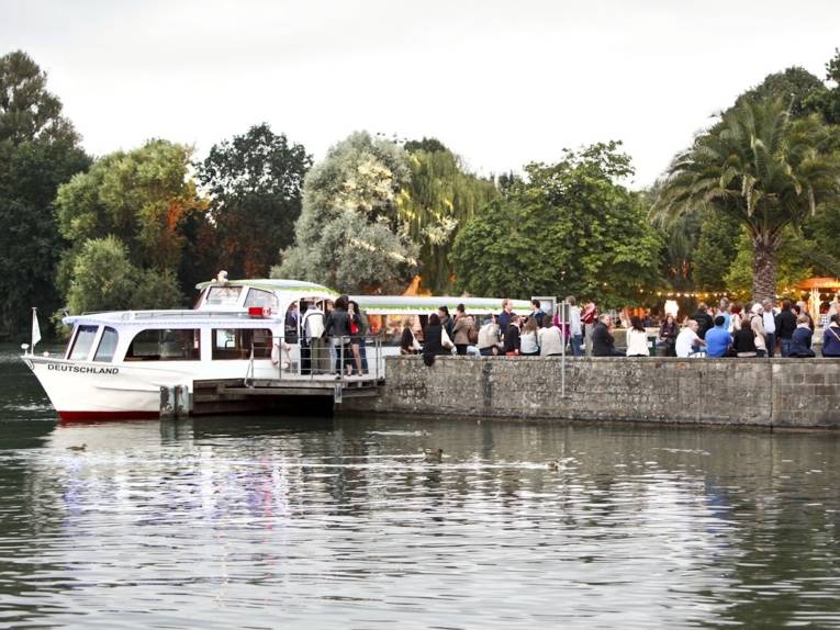 Gäste steigen auf ein Maschseeboot