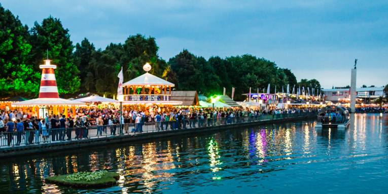 Nordufer des Maschsee mit Ständen.