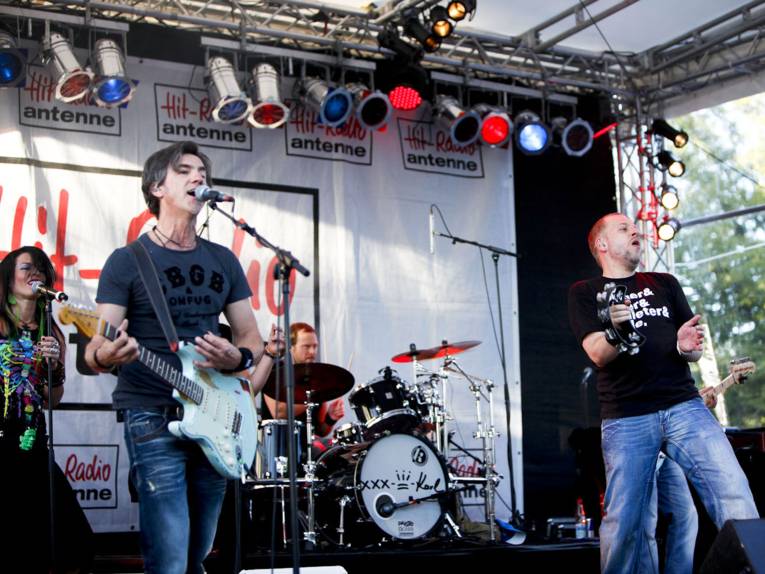Lotto King Karl mit seiner Band auf der Bühne.