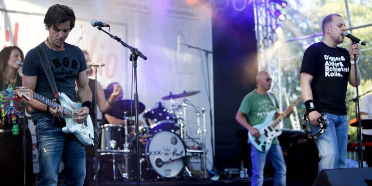 Lotto King Karl mit seiner Band auf der Bühne.