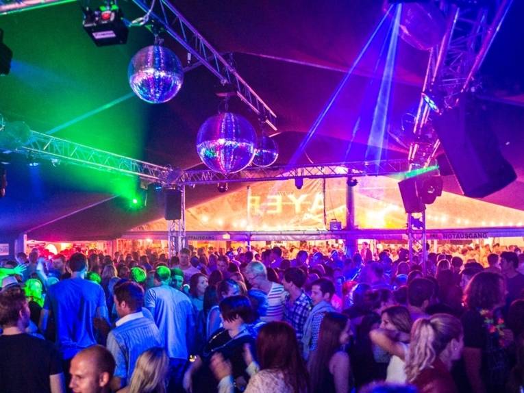Partyzelt mit feiernden Leuten.