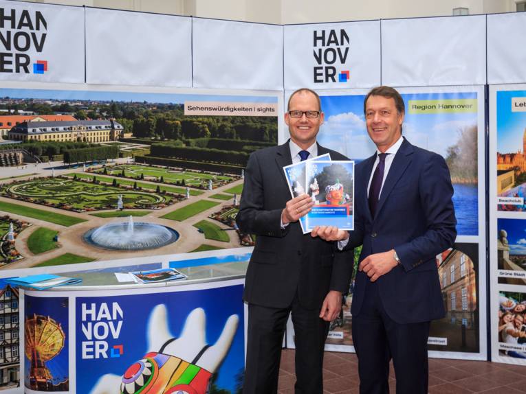 Ulf-Birger Franz (Wirtschaftsdezernent der Region Hannover) und Hans Christian Nolte (Geschäftsführer der HMTG, v. l.).