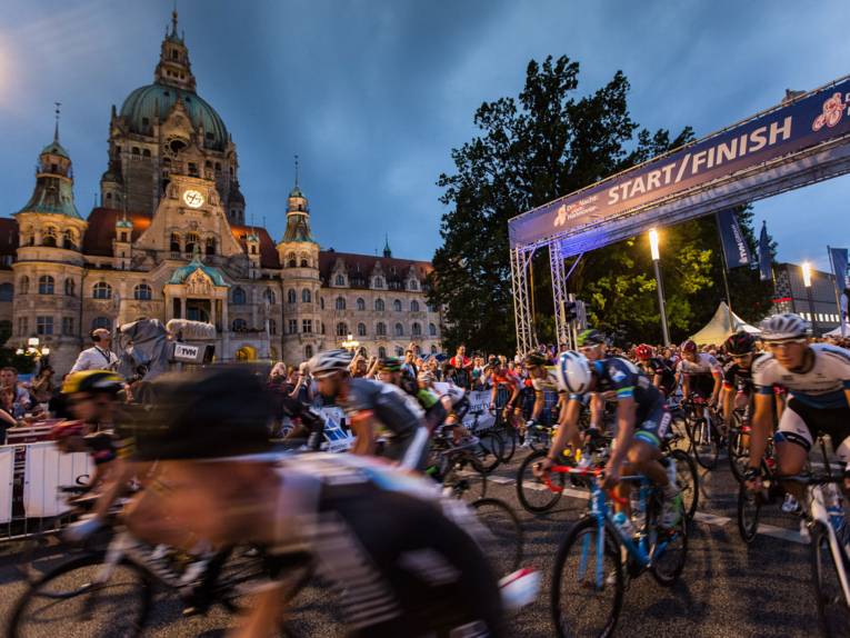 Radfahrer vor dem Neuen Rathaus