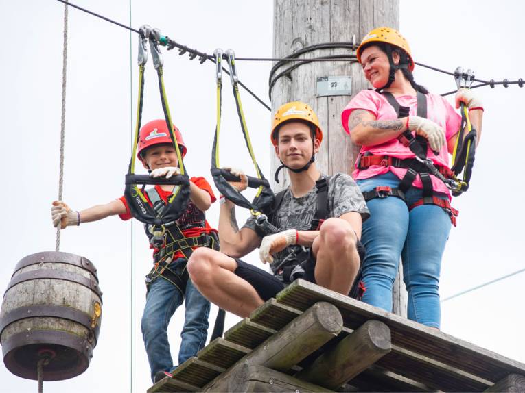  Familie auf einem Podest im Klettergarten PirateRock Isernhagen