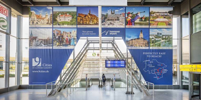 Ein mehr als 100 Quadratmeter großes Banner wirbt ab sofort am Hannover Airport für den niedersächsischen Städtetourismus.