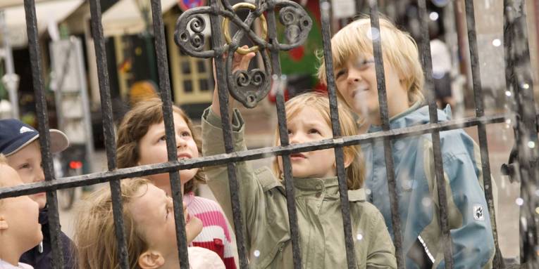 Kinder am Oskar-Winter-Brunnen