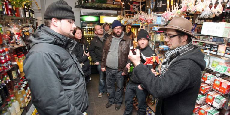 Menschen in einem Kiosk