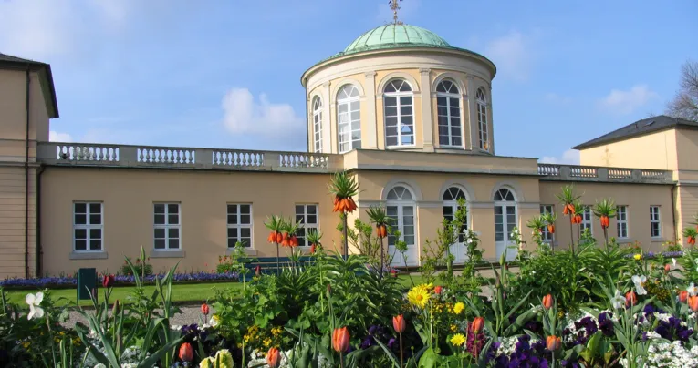 Das Bibliotheksgebäude in den Herrenhäuser Gärten.