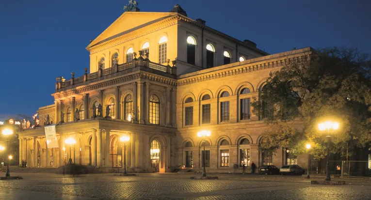 Das Gebäuder der Oper im nächtlichen Glanz. 