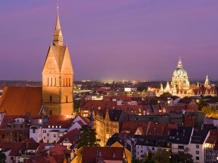 Blick über die Altstadt und das Neue Rathaus