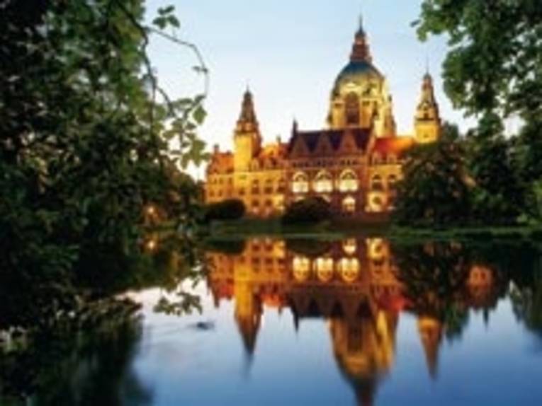 Rathaus mit Maschteich