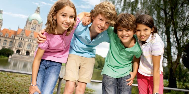 Kinder vor dem Neuen Rathaus