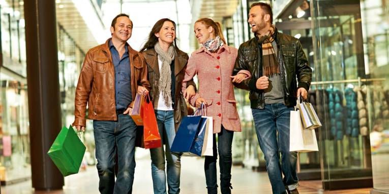 Vier Menschen beim Shoppen