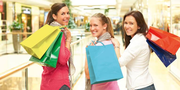 Drei Frauen mit Einkaufstüten