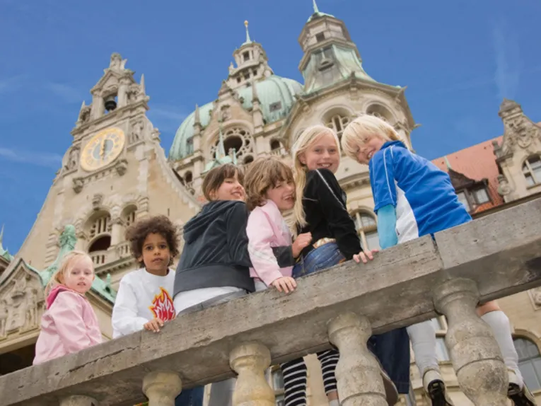 Kinder vor dem Neuen Rathaus
