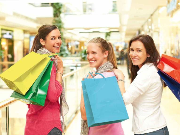 Drei Frauen beim Shoppen