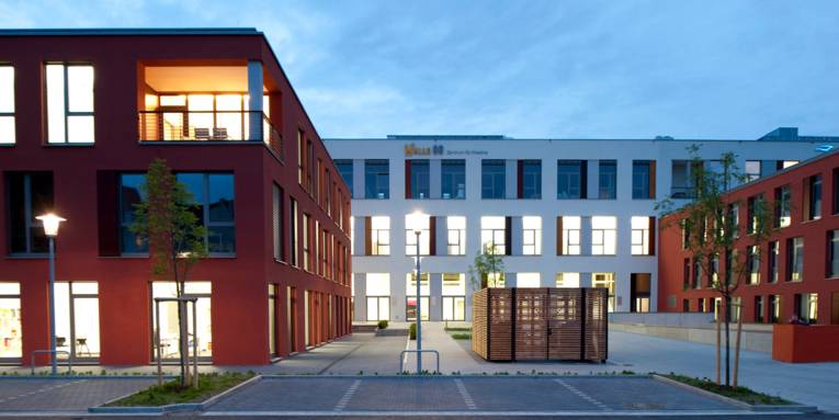 Moderner Gebäudekomplex auf dem ehemaligen Hanomag-Gelände in Hannover. An der Fassade steht "Halle 96. Zentrum für Kreative".