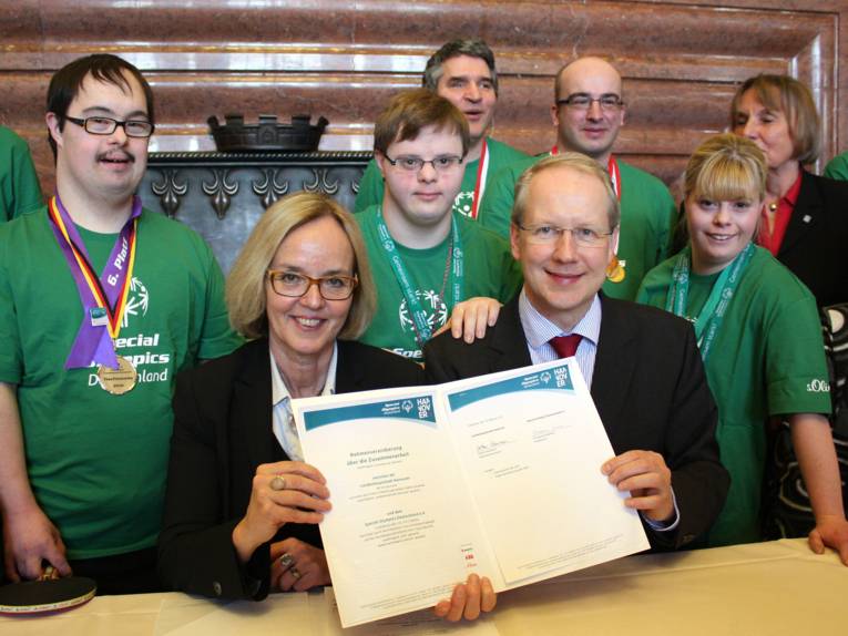Hannovers Oberbürgermeister Stefan Schostok und Christiane Krajewski, Präsidentin Special Olympics Deutschland (SOD), haben am Donnerstag, 19. Februar, im Neuen Rathaus den Vertrag zur Ausrichtung der sportlichen Großveranstaltung unterzeichnet und damit ihre Partnerschaft offiziell verkündet.