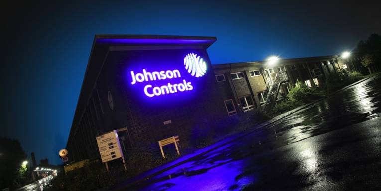 Eine Flugzeug bei Nacht auf der Landebahn