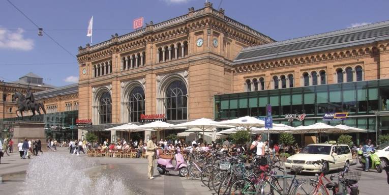 Der Hauptbahnhof Hannover bei Sonnenschein