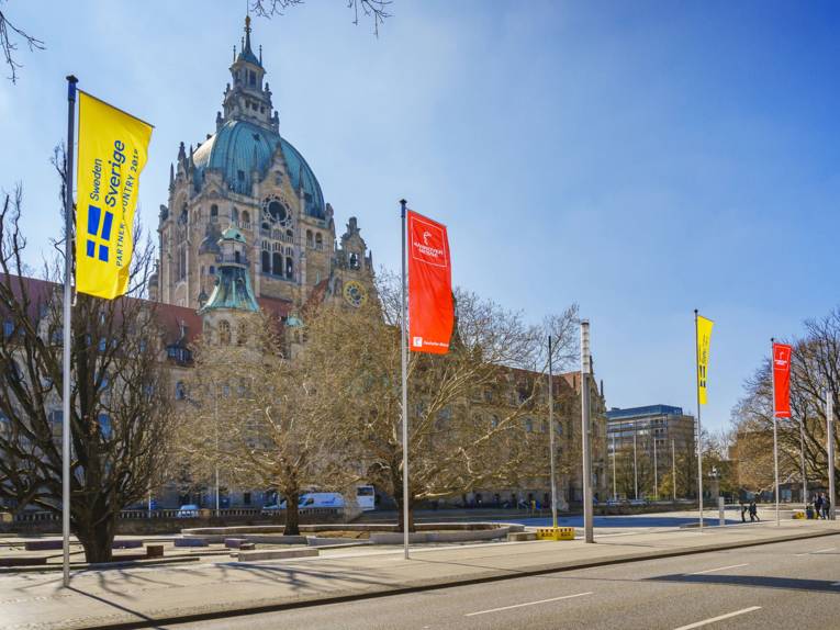 Flaggen vor dem Neuen Rathaus