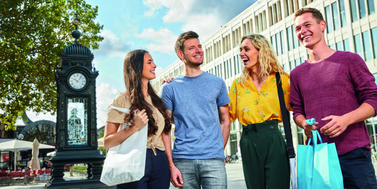 Vier Menschen beim Shoppen