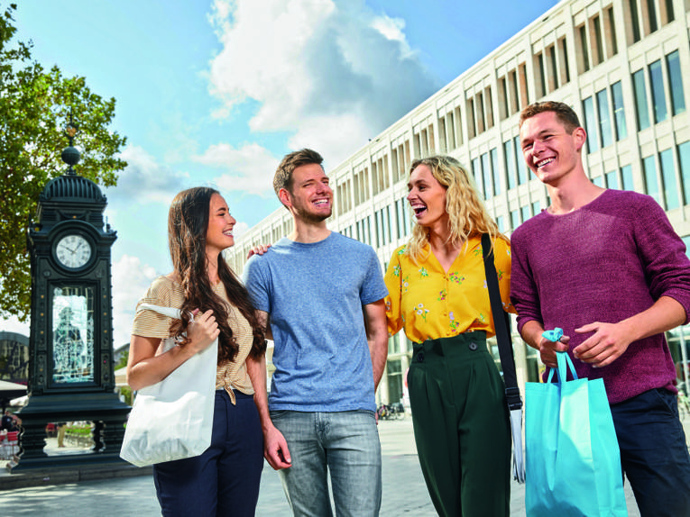  4 Menschen beim Shoppen