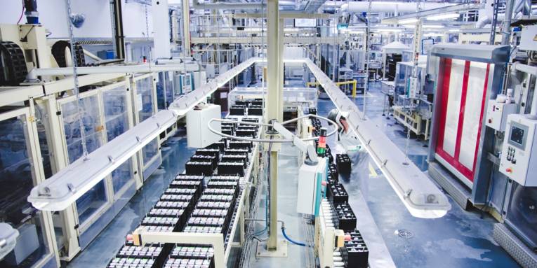 Eine Fabrik in der Autobatterien gefertigt werden.