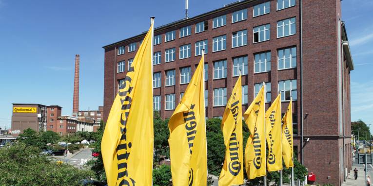 Gelbe Flagge von einem großen Gebäudekomplex.