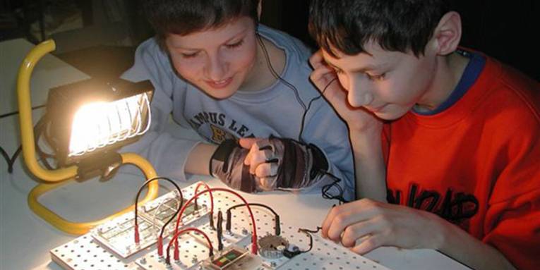 Zwei Schüler führen einen Messtest im Energie-Lab durch